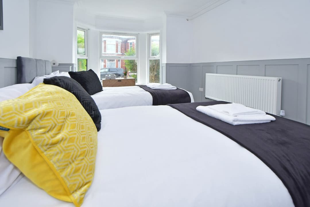 5 Bedroom 3 Bathroom Entire Home In Cheshire East, United Kingdom - View 6