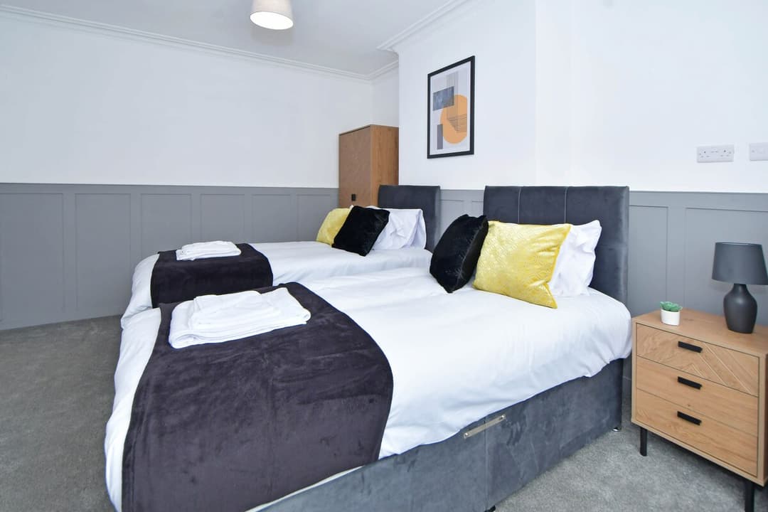 5 Bedroom 3 Bathroom Entire Home In Cheshire East, United Kingdom - View 7