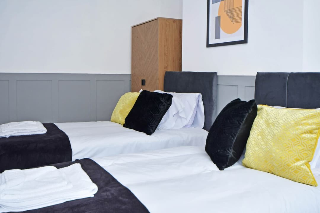 5 Bedroom 3 Bathroom Entire Home In Cheshire East, United Kingdom - View 8
