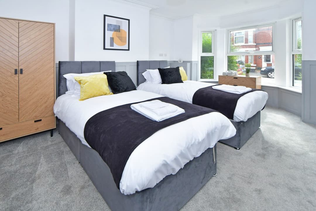 5 Bedroom 3 Bathroom Entire Home In Cheshire East, United Kingdom - View 9