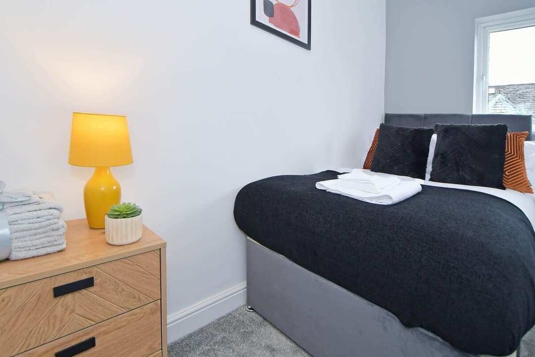 5 Bedroom 3 Bathroom Entire Home In Cheshire East, United Kingdom - View 11