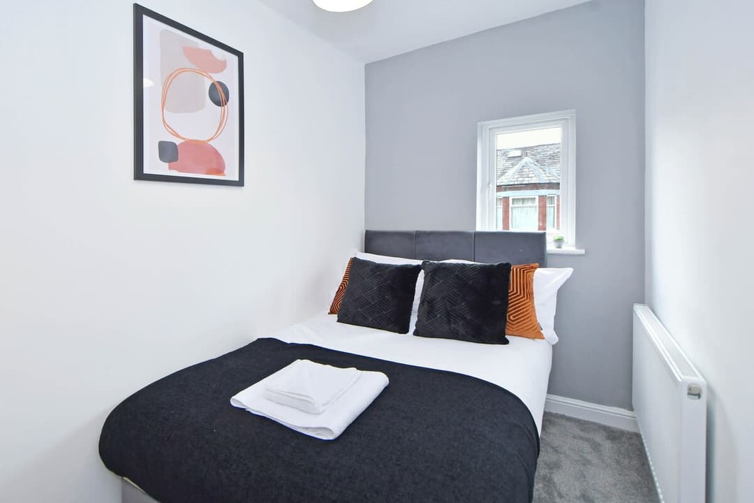 5 Bedroom 3 Bathroom Entire Home In Cheshire East, United Kingdom - View 14