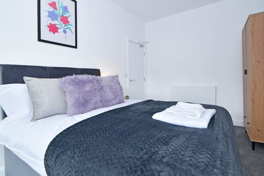 5 Bedroom 3 Bathroom Entire Home In Cheshire East, United Kingdom - View 16