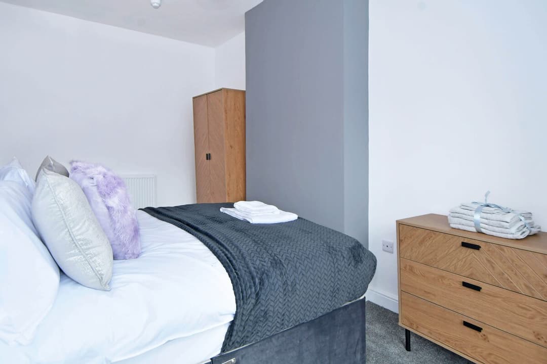 5 Bedroom 3 Bathroom Entire Home In Cheshire East, United Kingdom - View 20