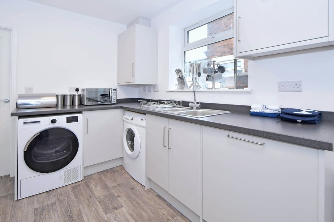 5 Bedroom 3 Bathroom Entire Home In Cheshire East, United Kingdom - View 38