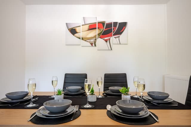3 Bedroom • 2 Bath • 2 Car Park • City Centre - View 4