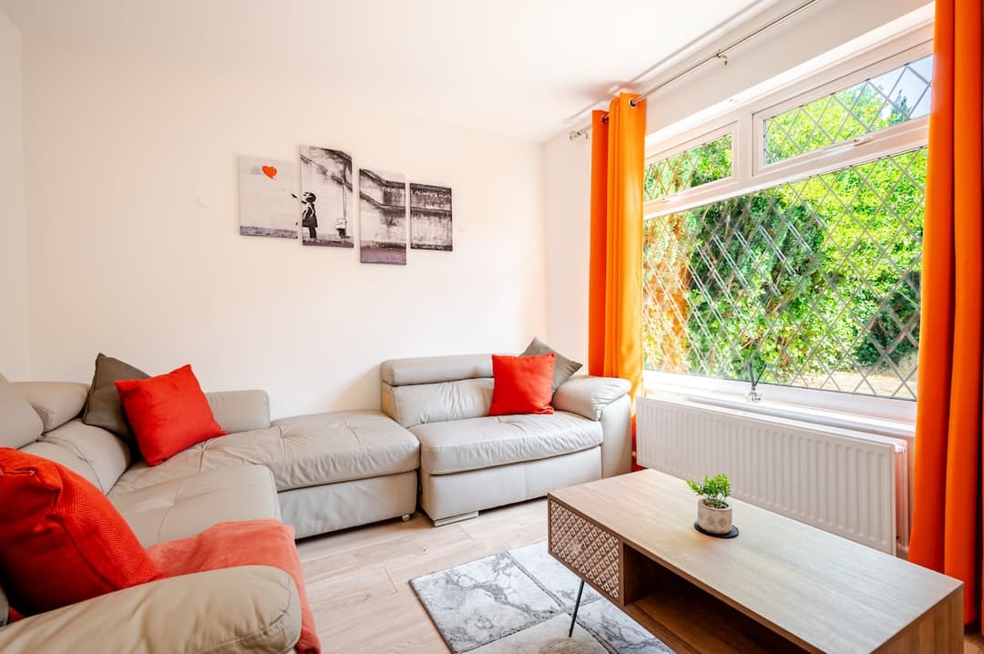 3 Bedroom • 2 Bath • 2 Car Park • City Centre - View 3