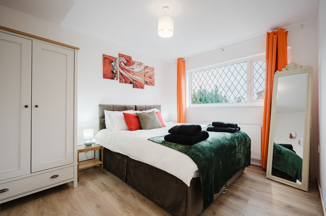 3 Bedroom • 2 Bath • 2 Car Park • City Centre - View 1