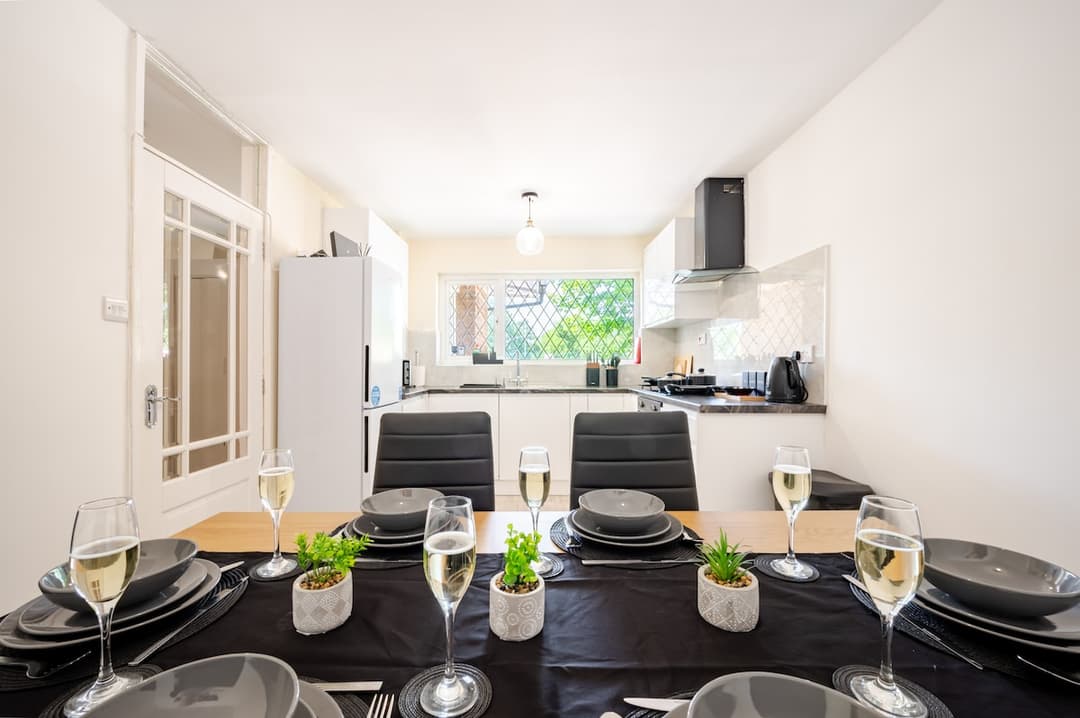 3 Bedroom • 2 Bath • 2 Car Park • City Centre - View 11