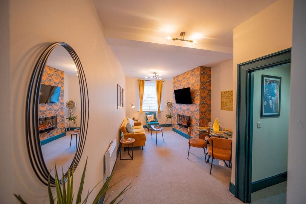 2 Bed Refurbished apartment/ Parking/ Pet Friendly - View 3