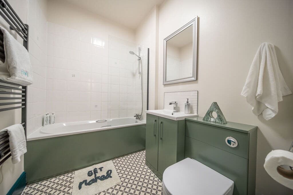 2 Bed Refurbished apartment/ Parking/ Pet Friendly - View 4
