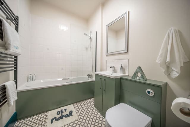 2 Bed Refurbished apartment/ Parking/ Pet Friendly - View 3