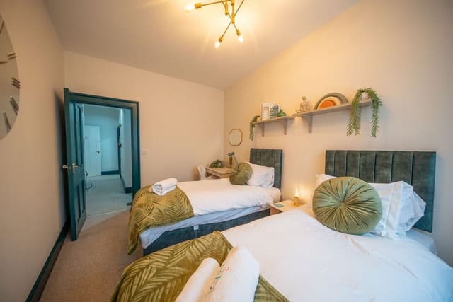 2 Bed Refurbished apartment/ Parking/ Pet Friendly - View 4