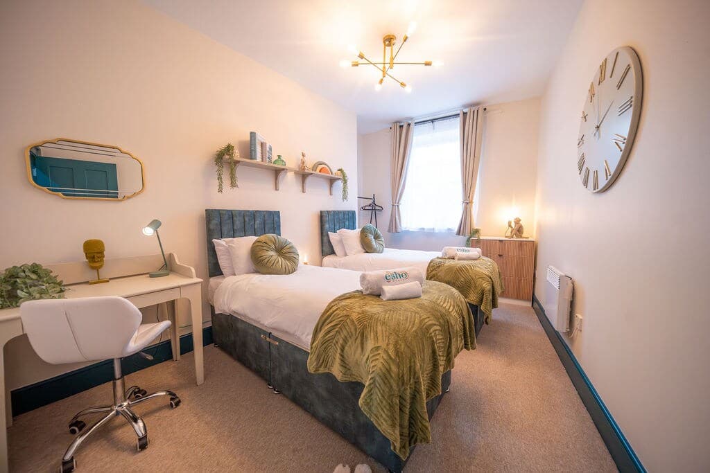 2 Bed Refurbished apartment/ Parking/ Pet Friendly - View 6