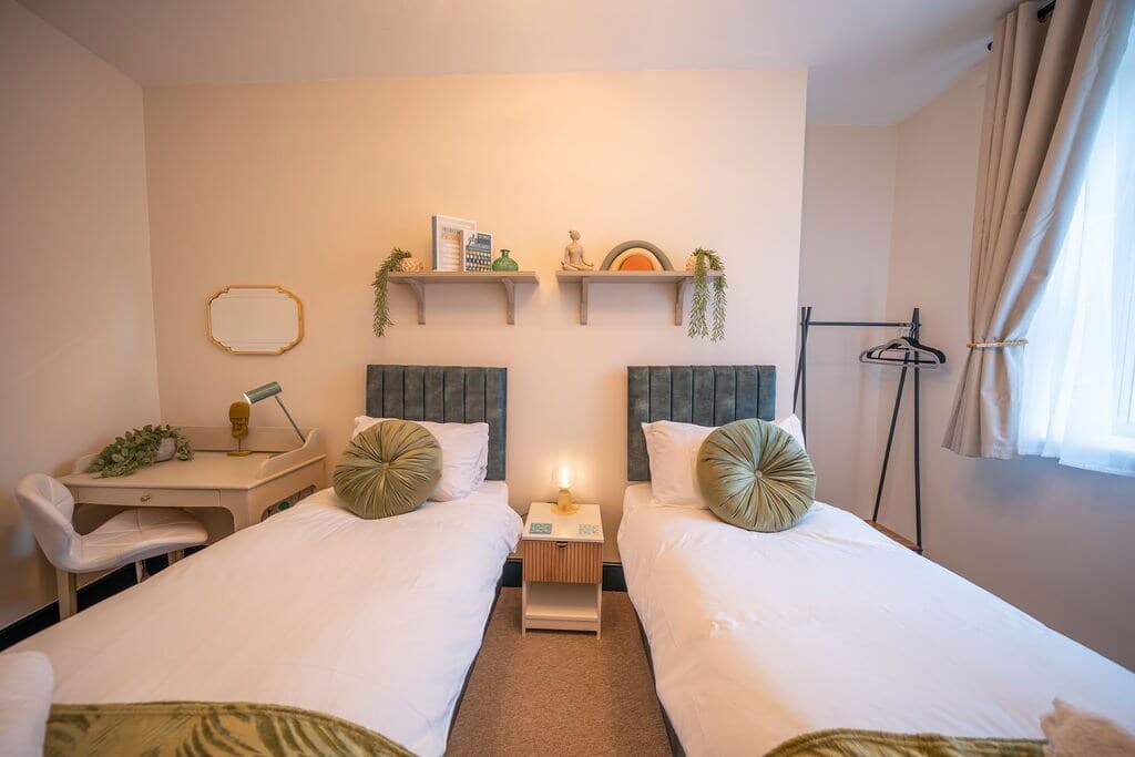 2 Bed Refurbished apartment/ Parking/ Pet Friendly - View 7