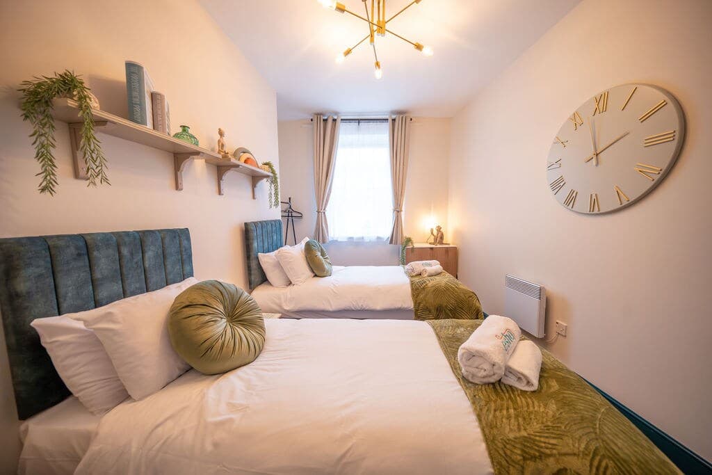 2 Bed Refurbished apartment/ Parking/ Pet Friendly - View 8