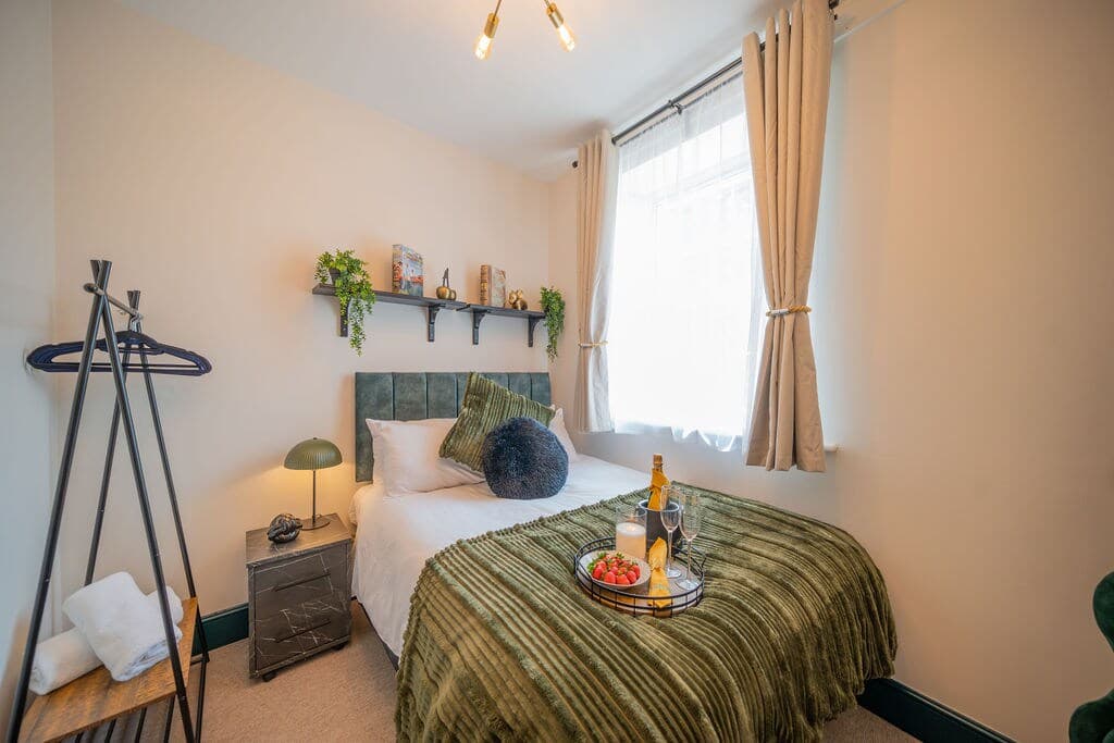2 Bed Refurbished apartment/ Parking/ Pet Friendly - View 9