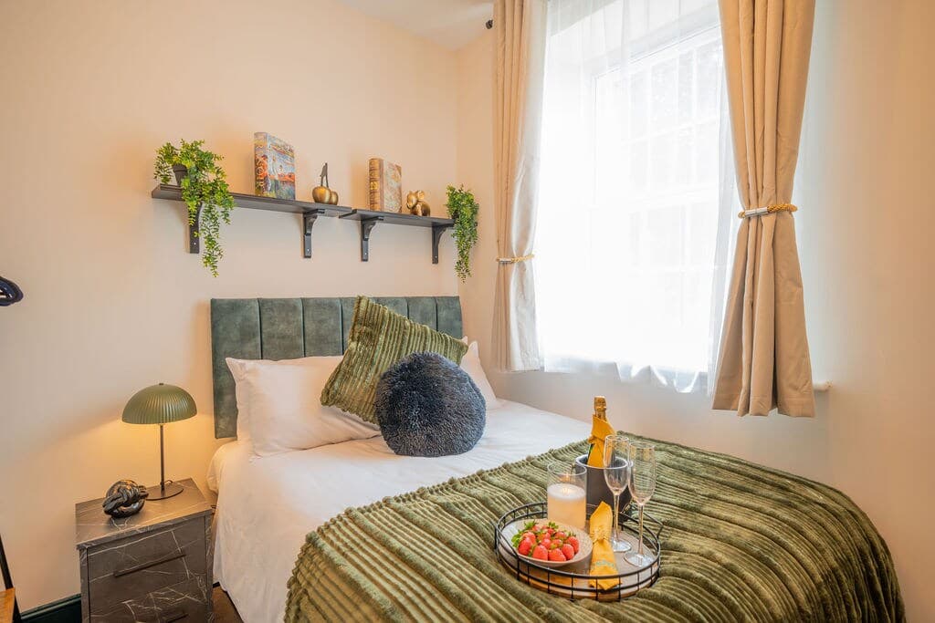 2 Bed Refurbished apartment/ Parking/ Pet Friendly - View 10