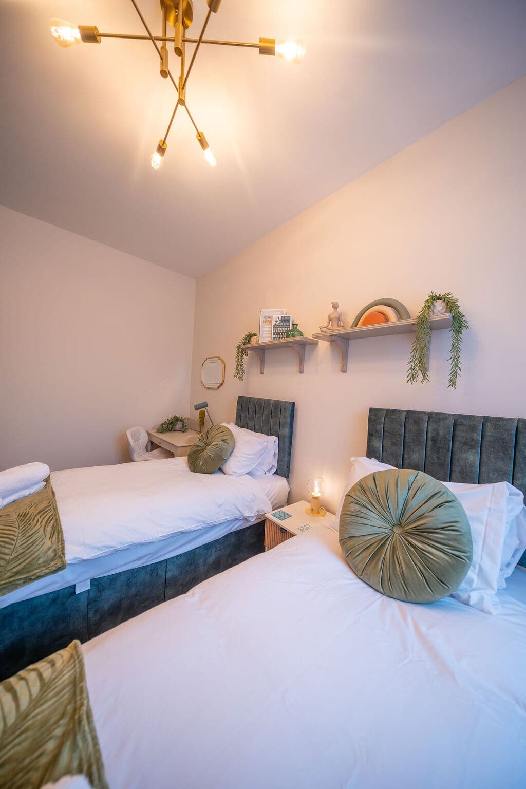 2 Bed Refurbished apartment/ Parking/ Pet Friendly - View 11