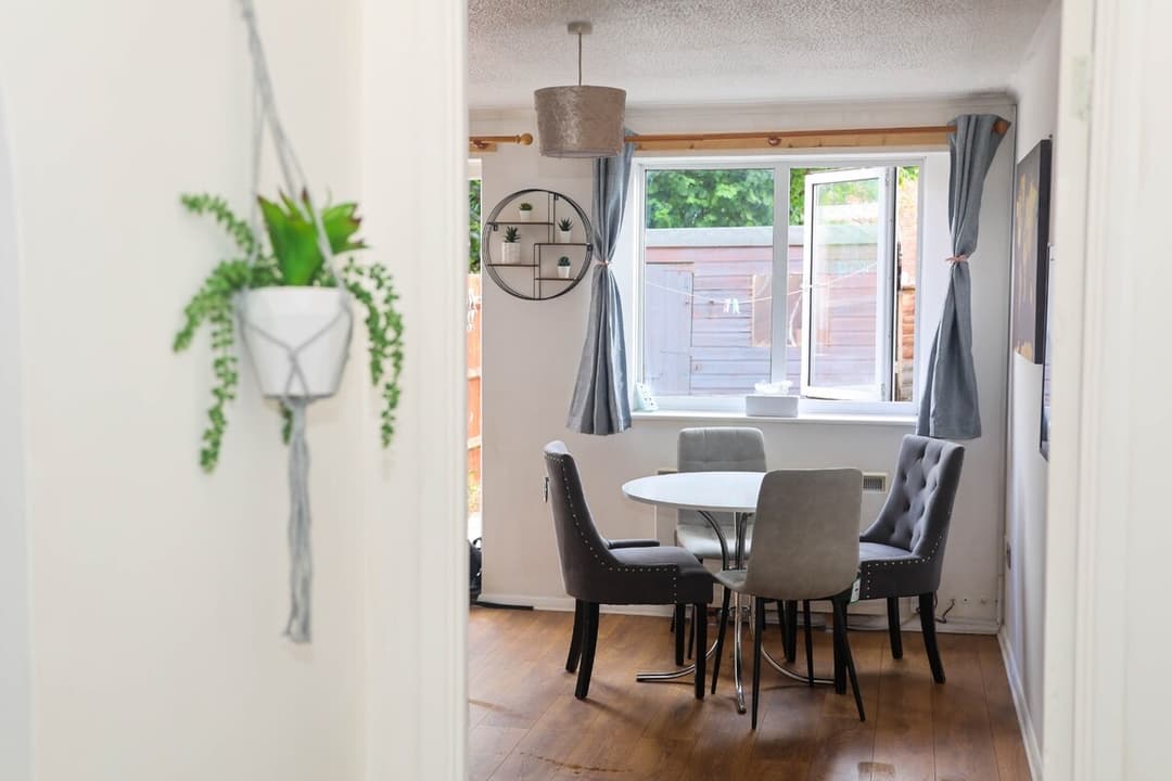 Lux Cozy & Spacious 2bed House - Fast Wi-fi + Parking - Perfect Long Term  - View 2