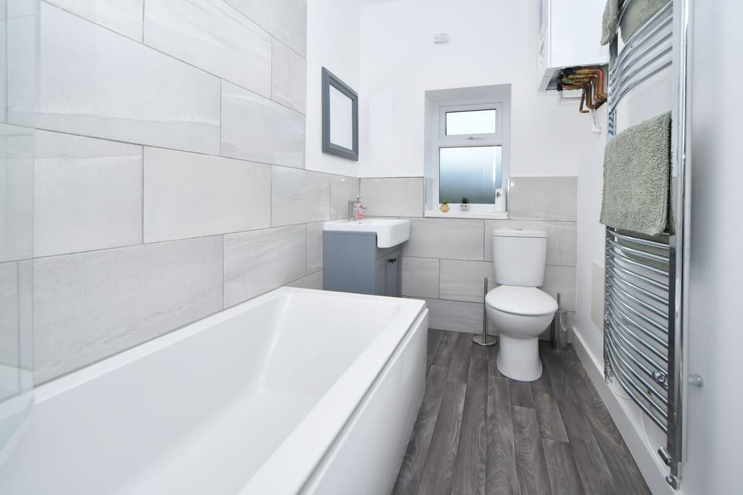 Entire 2 Bedroom Modern Home In Cheshire East - View 3