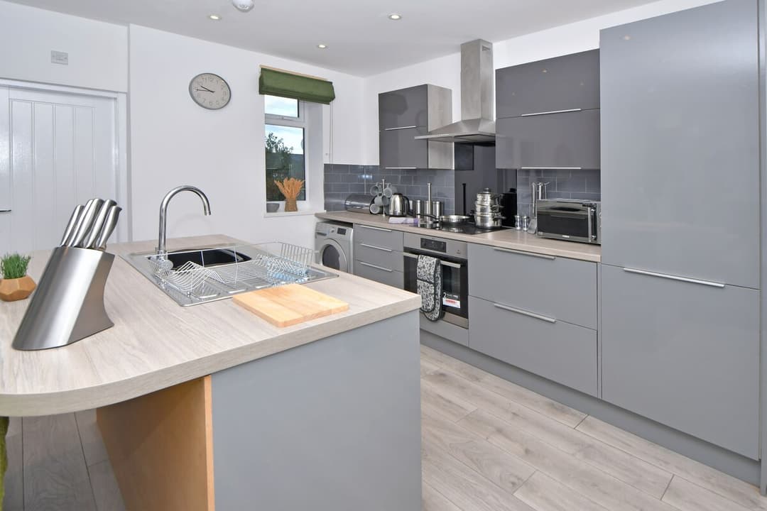 Entire 2 Bedroom Modern Home In Cheshire East - View 5
