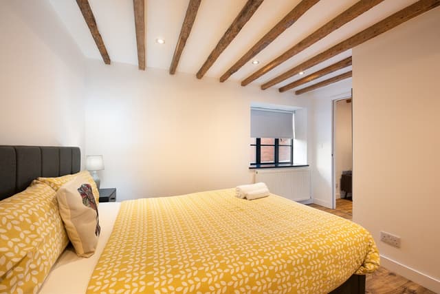 Spacious 1 Bedroom Flats, Banbury High Street - View 1