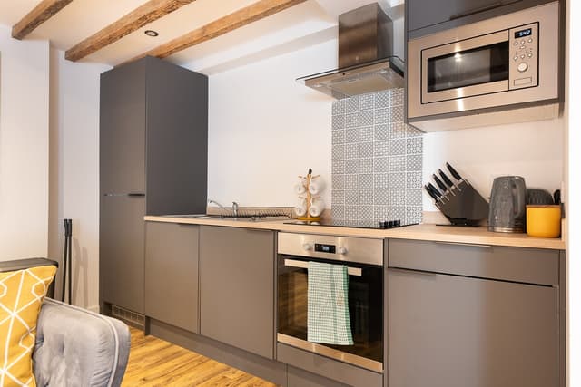 Spacious 1 Bedroom Flats, Banbury High Street - View 4