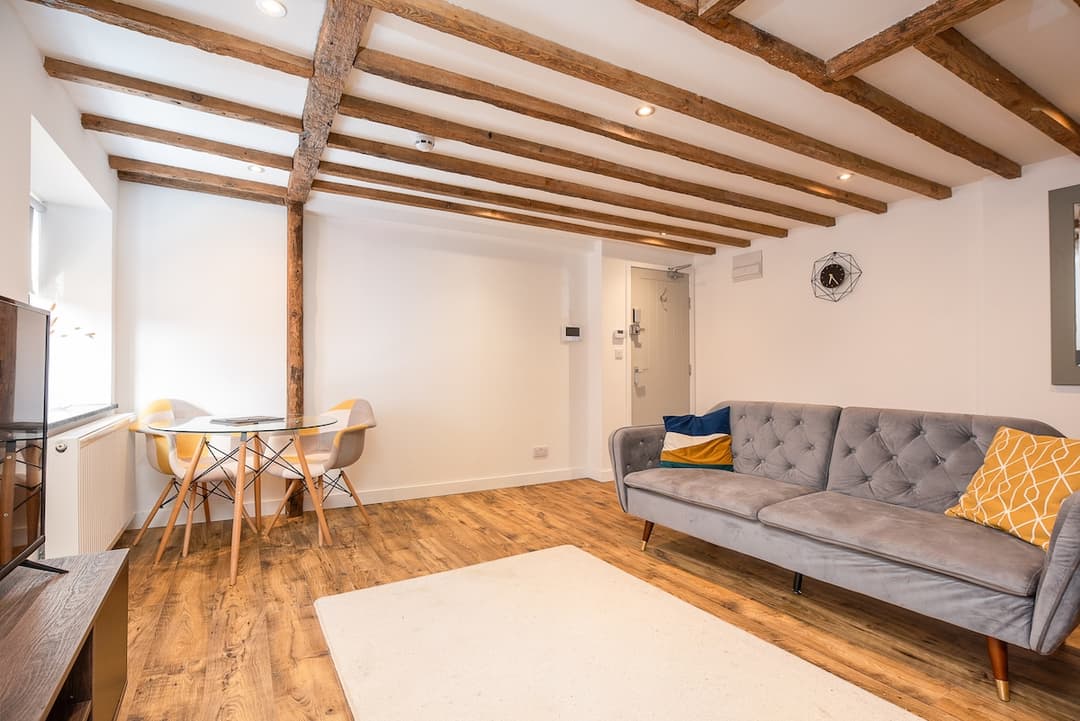Spacious 1 Bedroom Flats, Banbury High Street - View 11