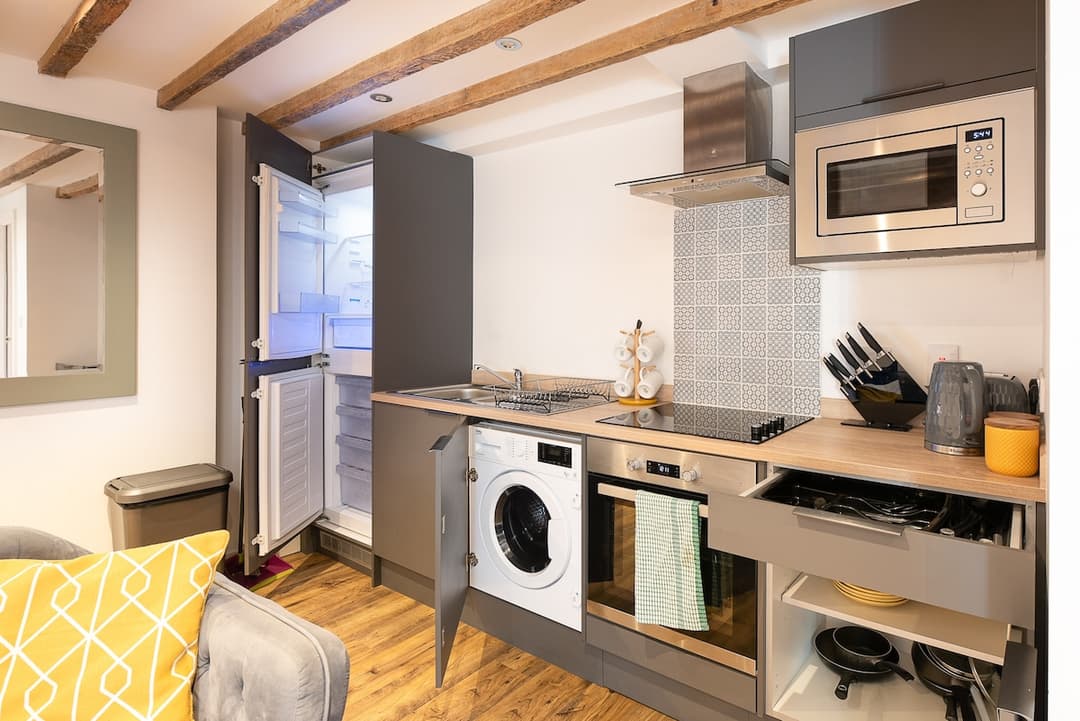 Spacious 1 Bedroom Flats, Banbury High Street - View 19