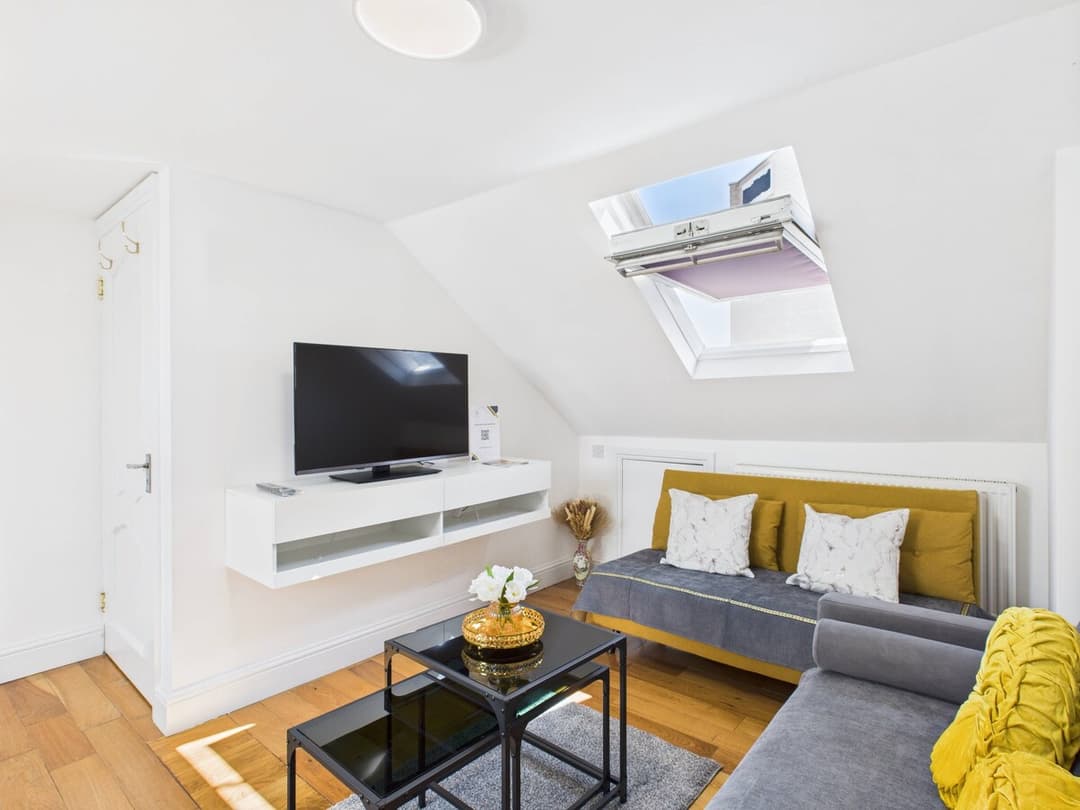  4BR Wood Green Home | Piccadilly Line | Sleeps 9 - View 2