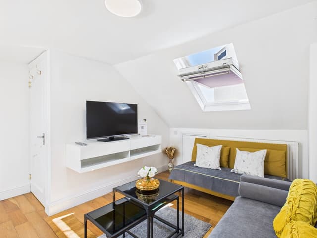  4BR Wood Green Home | Piccadilly Line | Sleeps 9 - View 1