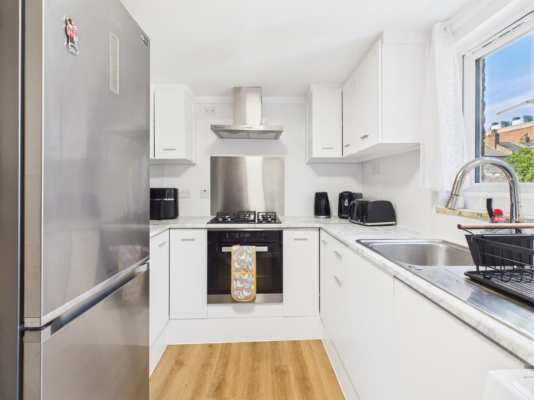  4BR Wood Green Home | Piccadilly Line | Sleeps 9 - View 10