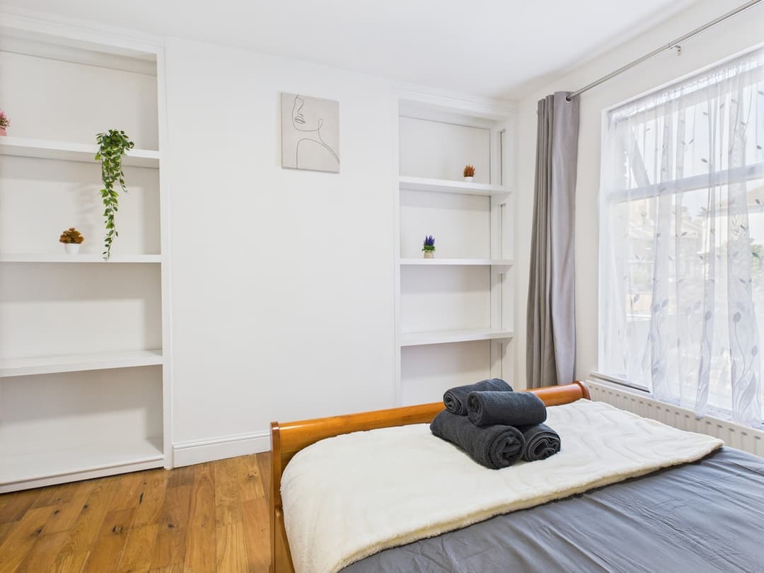  4BR Wood Green Home | Piccadilly Line | Sleeps 9 - View 11