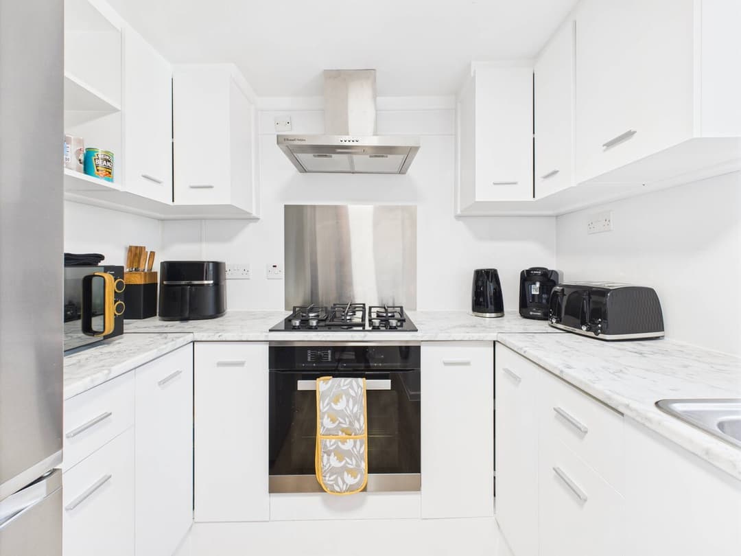  4BR Wood Green Home | Piccadilly Line | Sleeps 9 - View 12