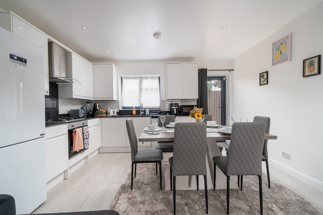 London 3BR Home 2 mins Tottenham Stadium Park Free - View 3