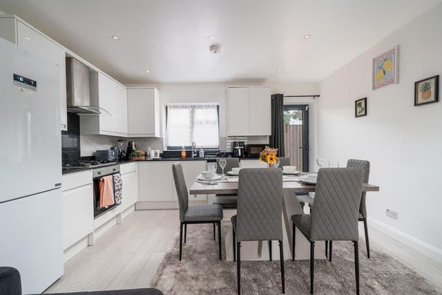 London 3BR Home 2 mins Tottenham Stadium Park Free - View 2