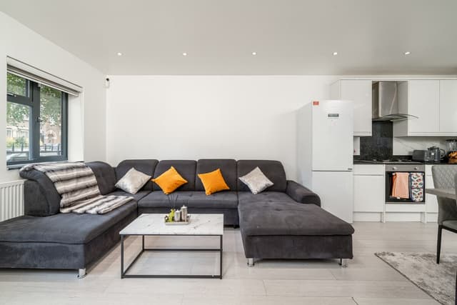 London 3BR Home 2 mins Tottenham Stadium Park Free - View 4