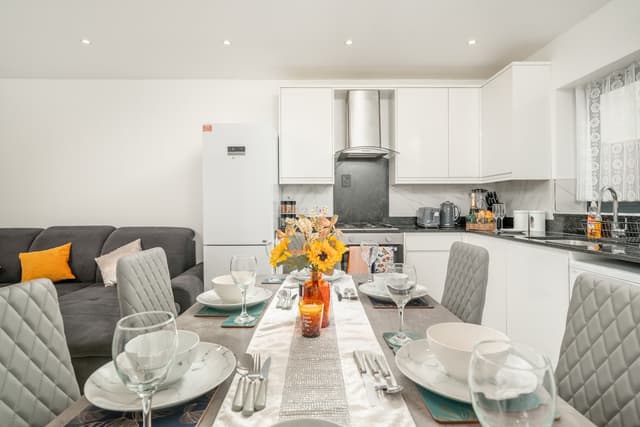 London 3BR Home 2 mins Tottenham Stadium Park Free - View 3