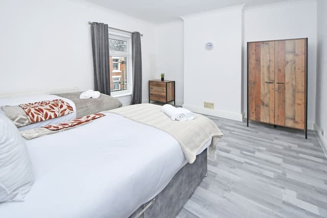 Entire 3 Bedroom Modern Home In Cheshire East - View 3