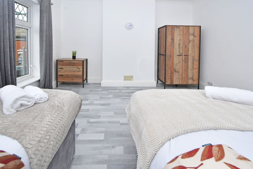 Entire 3 Bedroom Modern Home In Cheshire East - View 12