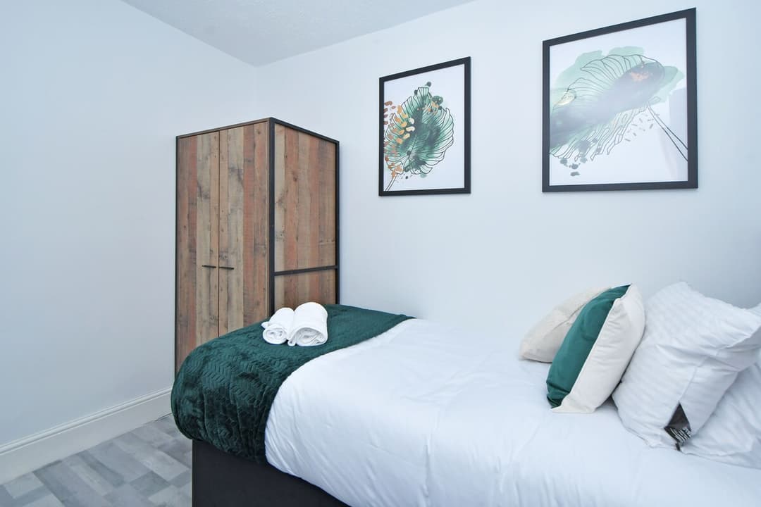 Entire 3 Bedroom Modern Home In Cheshire East - View 18