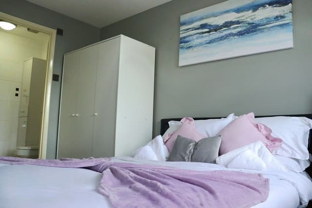 Luxury 3BR House Parking Fast WiFi Heathrow - View 2