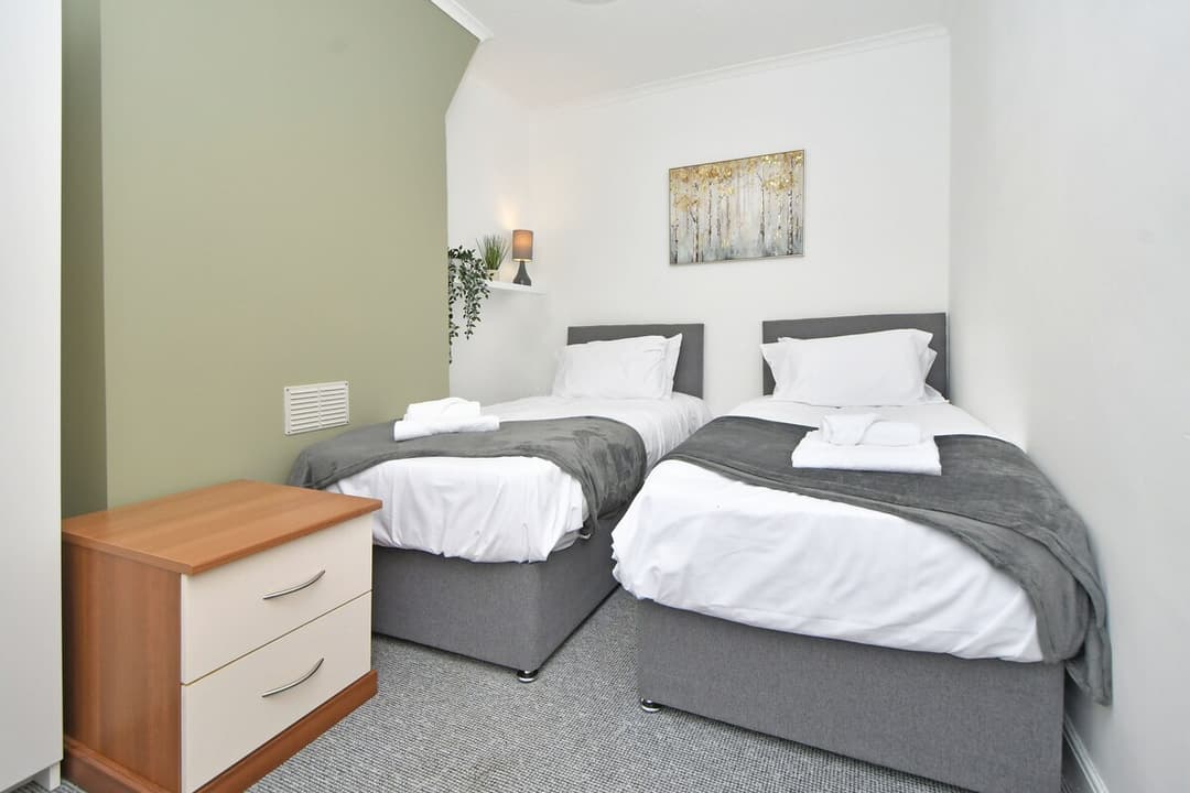 Entire 3 Bedroom 2 Bathroom House In Crewe, Cheshire East - View 32