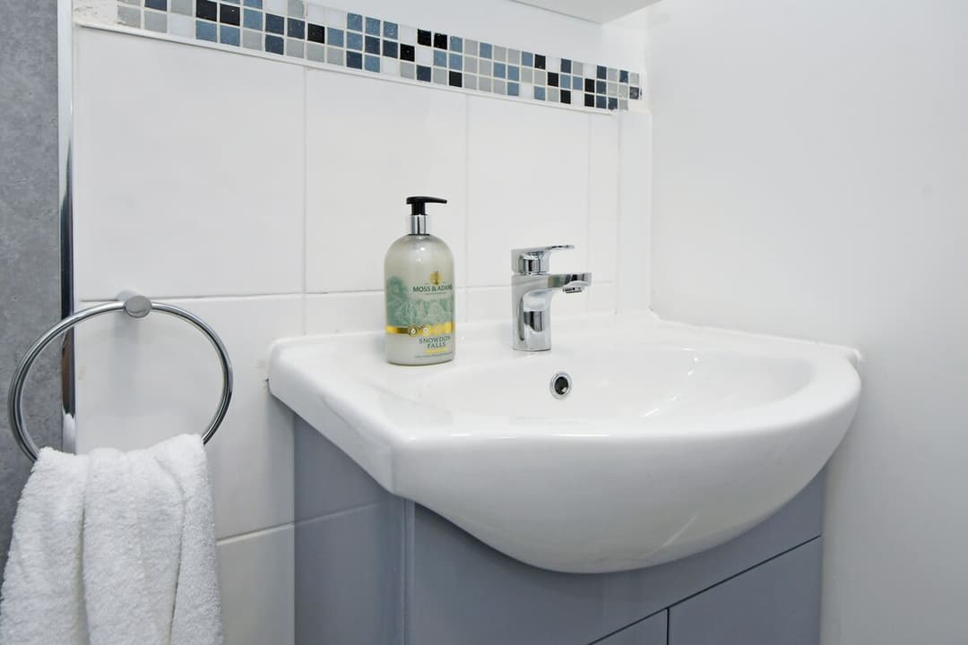 Entire 3 Bedroom 2 Bathroom House In Crewe, Cheshire East - View 2