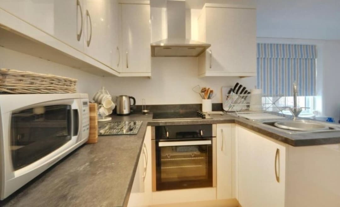 Bournemouth Apt -10 Min Walk From Beach- Free Parking - View 4