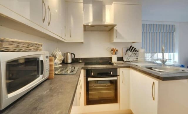Bournemouth Apt -10 Min Walk From Beach- Free Parking - View 3