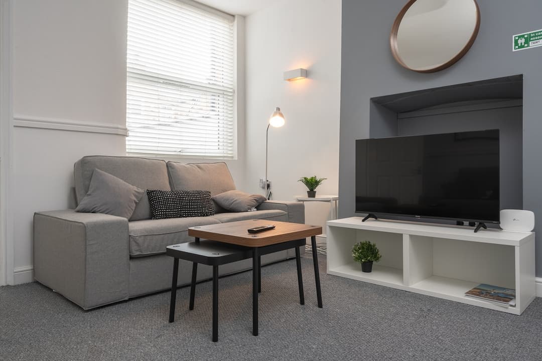 Entire 3 Modern Bedroom Home In Cheshire East| Ideal For Contractors - View 14