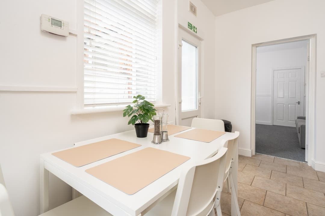 Entire 3 Modern Bedroom Home In Cheshire East| Ideal For Contractors - View 18