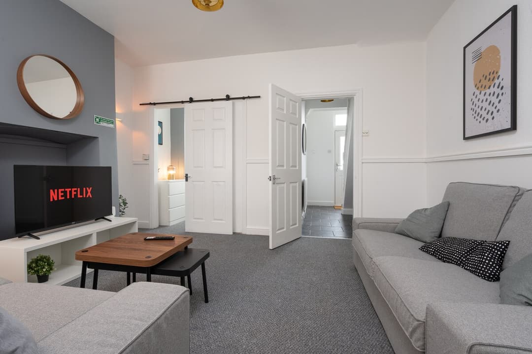 Entire 3 Modern Bedroom Home In Cheshire East| Ideal For Contractors - View 23